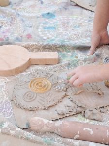 Hacer formas con el barro