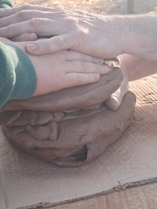 Padre e hijo jugando con barro