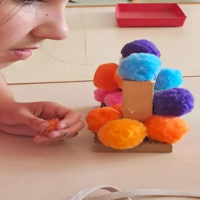 niña mirando su construcción